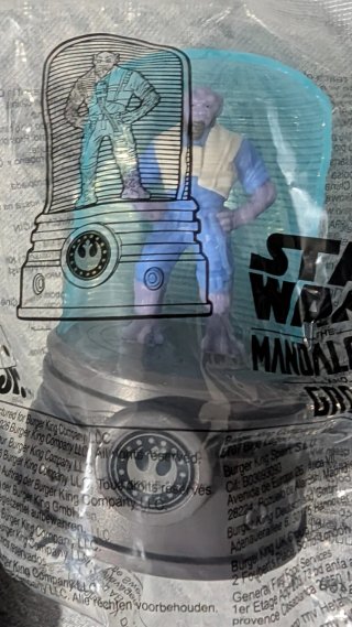Muñecos Star Wars más tazas.