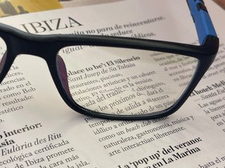 Gafas de lectura negras y azules