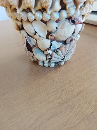 Vaso decorato con conchiglie