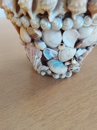 Vaso decorato con conchiglie