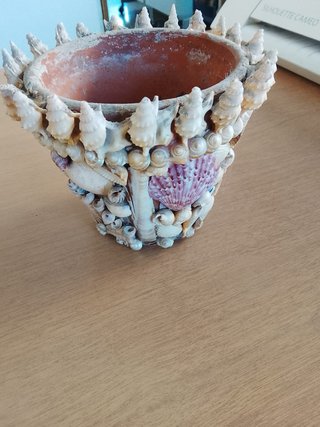 Vaso decorato con conchiglie