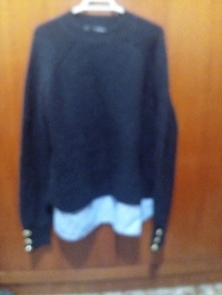 Jersey negro con camisa azul