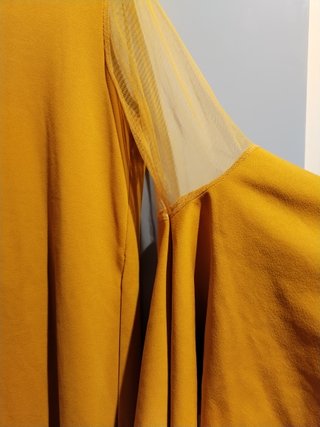 Vestido mostaza con mangas de tul