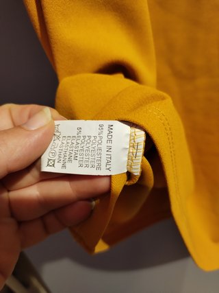 Vestido mostaza con mangas de tul