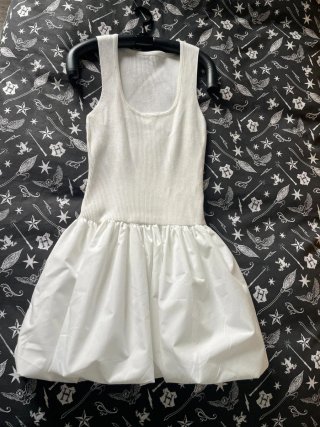 Vestido blanco con falda abullonada
