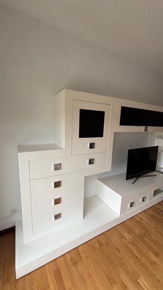 Mueble y mesa salón blanco lacado
