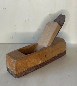 Antiguo cepillo de carpintero