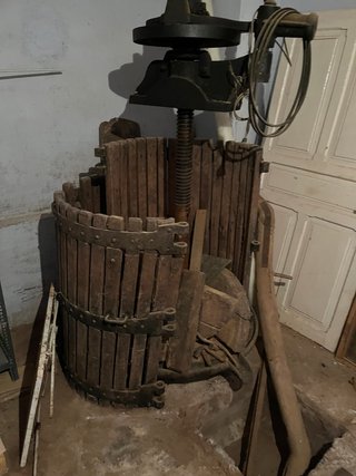 Prensa de vino antigua de madera