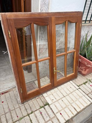 Ventana de madera con cristales