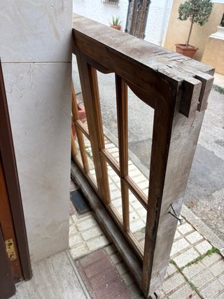 Ventana de madera con cristales