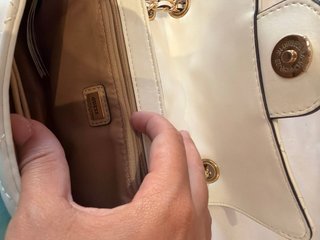 Bolso Guess Blanco y Dorado