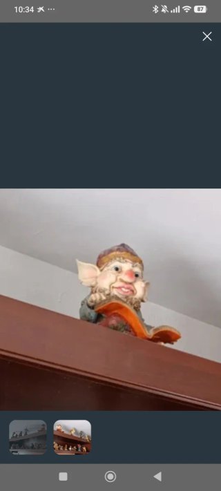 Figura duende leyendo libro