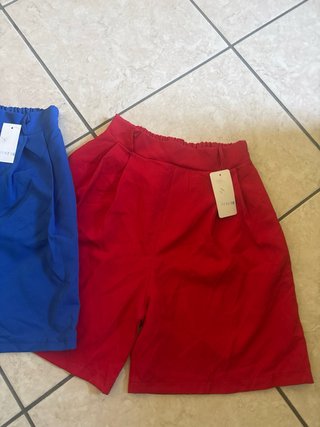 Pantaloncini corti blu e rossi