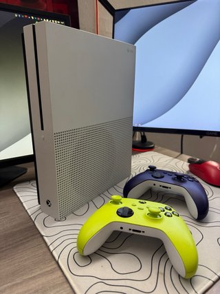 Xbox One S Blanca y Morada