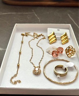 Set gioielli dorati con pietre rosa