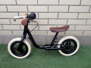Bicicleta de equilibrio negra