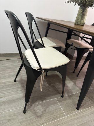 Mesa de roble macizo y 4 sillas metálicas