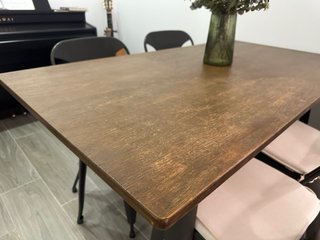 Mesa de roble macizo y 4 sillas metálicas