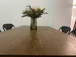 Mesa de roble macizo y 4 sillas metálicas
