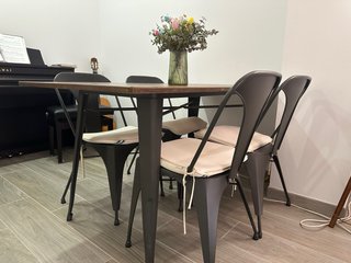 Mesa de roble macizo y 4 sillas metálicas
