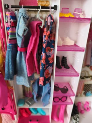 Armario Barbie con 3 Muñecas y Accesorios