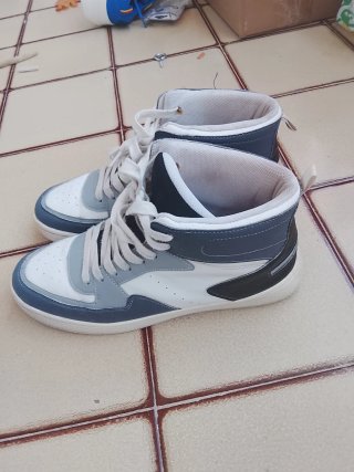 Zapatillas altas grises y blancas