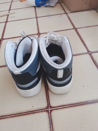 Zapatillas altas grises y blancas
