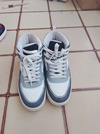 Zapatillas altas grises y blancas