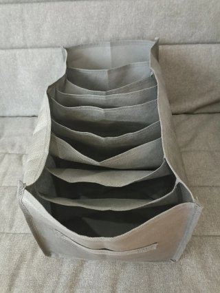 Organizador de tela gris 25x44x22. Tengo tres