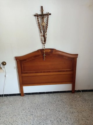 Cabecero de madera marrón