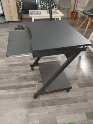 Mesa de ordenador con ruedas