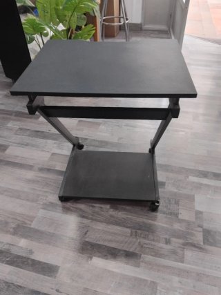 Mesa de ordenador con ruedas