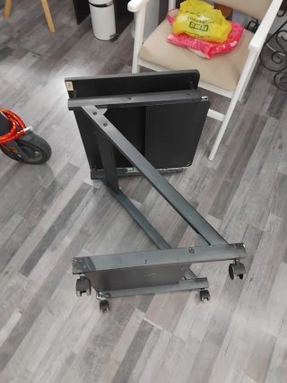Mesa de ordenador con ruedas