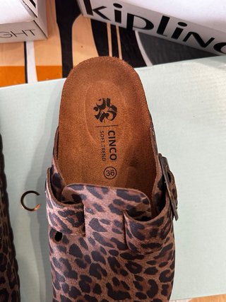 Zuecos de piel con estampado de leopardo