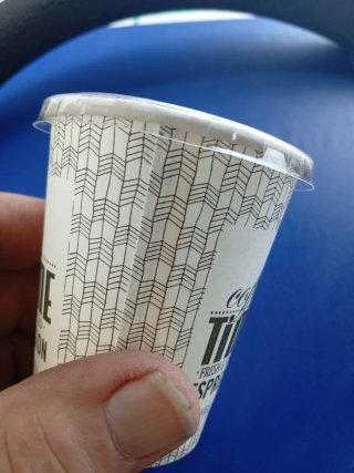 Vaso de papel con tapa de plástico