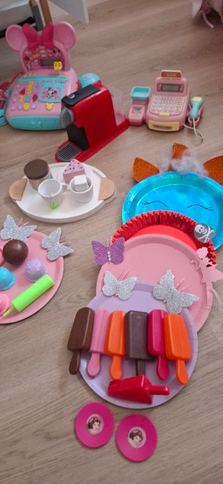 Cocinita de juguete completa y muñeca.