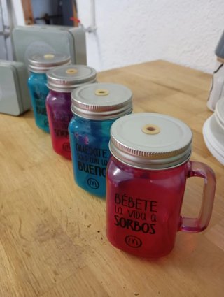 2 Cajas Metálicas y 4 Vasos Veraniegos