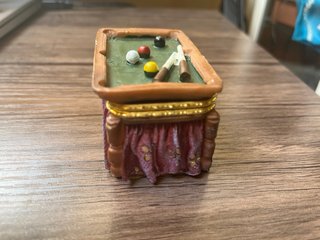 Caja de porcelana con mesa de billar