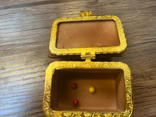 Caja de porcelana con mesa de billar