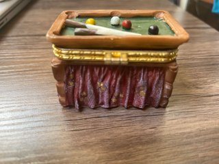Caja de porcelana con mesa de billar