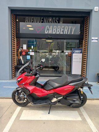 Honda ADV 350 Maxi Scooter Roja Negra