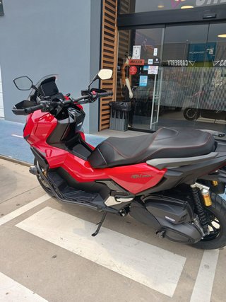Honda ADV 350 Maxi Scooter Roja Negra