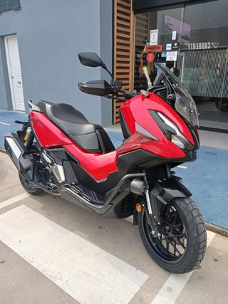 Honda ADV 350 Maxi Scooter Roja Negra