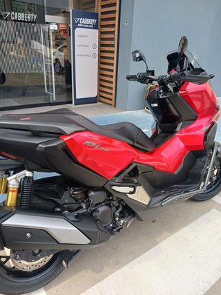 Honda ADV 350 Maxi Scooter Roja Negra
