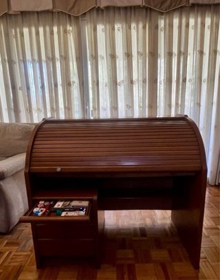 Escritorio vintage madera con persiana