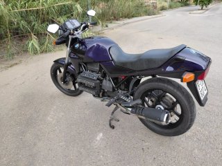 BMW K75 de color morado metalizado