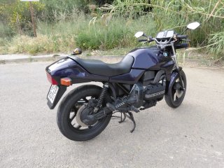 BMW K75 de color morado metalizado
