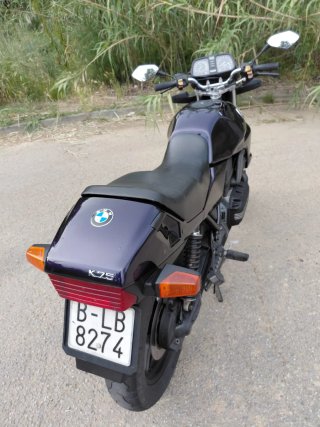 BMW K75 de color morado metalizado