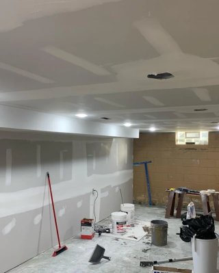 Pintor: Gotele, estucado humedades.