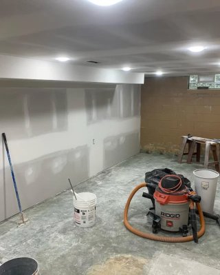 Pintor: Gotele, estucado humedades.